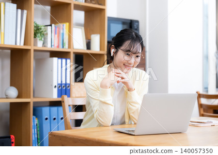 遠程辦公的年輕女子,在線會議 遠程辦公的年輕女子,在線會議 140057350