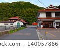 A train departing from Tsuwano Station runs through the town of Tsuwano. 140057886