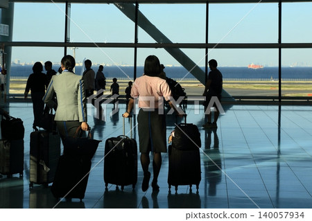 Flight attendant heading to boarding gate, international flight Flight attendant heading to boarding gate, international flight 140057934