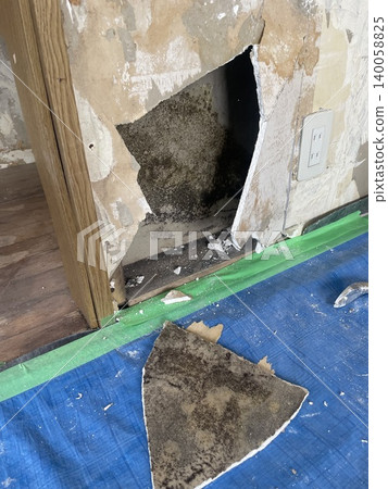 裝修工地和發黴石膏板的背面 裝修工地和發黴石膏板的背面 140058825