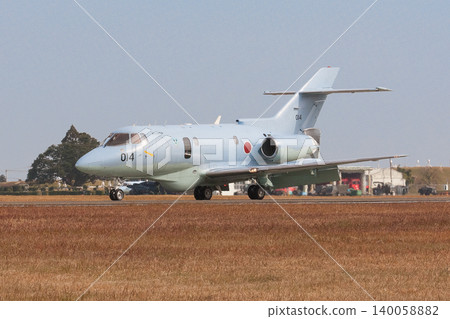 日本航空自衛隊 U-125A 搜救飛機著陸並對其發動機進行反推。 日本航空自衛隊 U-125A 搜救飛機著陸並對其發動機進行反推。 140058882