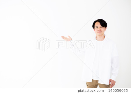 一位身穿白襯衫的年輕中年男子，在白色背景前拍攝的肖像照。 140059055