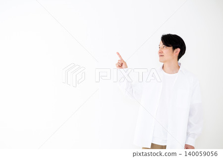 一位身穿白襯衫的年輕中年男子，在白色背景前拍攝的肖像照。 140059056
