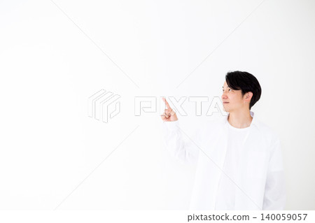 一位身穿白襯衫的年輕中年男子，在白色背景前拍攝的肖像照。 140059057