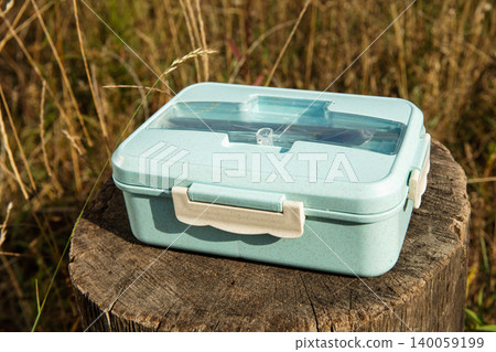 A blue lunch box 140059199