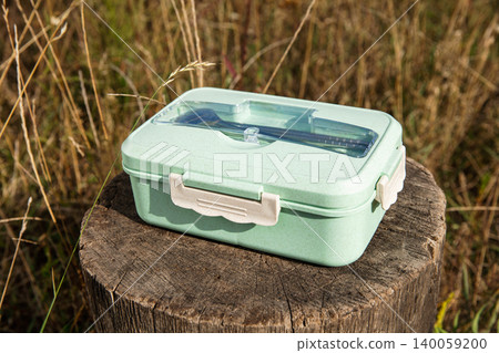 A green lunch box 140059200