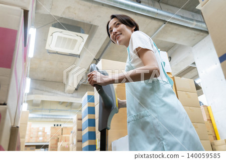 倉庫裡的中年女工 140059585