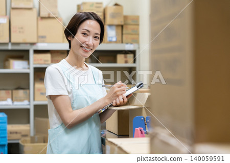 倉庫裡的中年女工 140059591