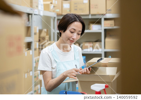 倉庫裡的中年女工 140059592