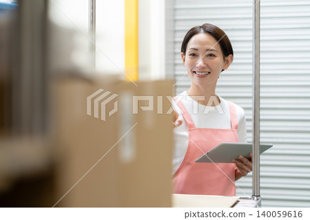 倉庫裡的中年女工 140059616
