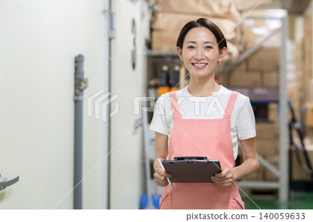 倉庫裡的中年女工 140059633