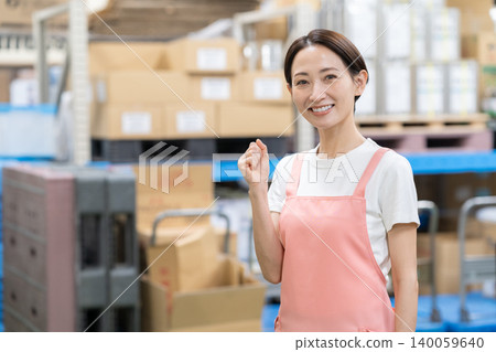 倉庫裡的中年女工 140059640