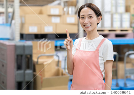 倉庫裡的中年女工 140059641