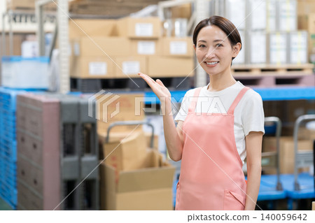 倉庫裡的中年女工 140059642
