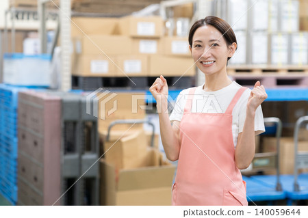 倉庫裡的中年女工 140059644