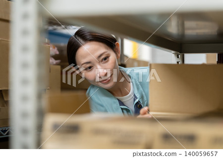 倉庫裡的中年女工 140059657