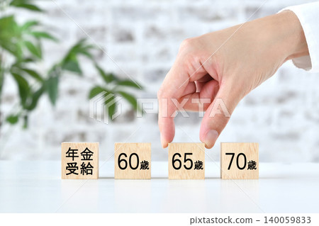 這是選擇在 65 歲領取退休金的人的手。 這是選擇在 65 歲領取退休金的人的手。 140059833