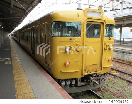 A JNR-type 115 series 3000 series train! At Shimonoseki Station. 140059982