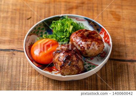 月見雞肉丸:一種受歡迎的雞肉料理,將雞肉裹上蛋黃食用。 月見雞肉丸:一種受歡迎的雞肉料理,將雞肉裹上蛋黃食用。 140060042
