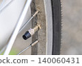 自行車車輪的法式氣門和輪胎特寫。 140060431