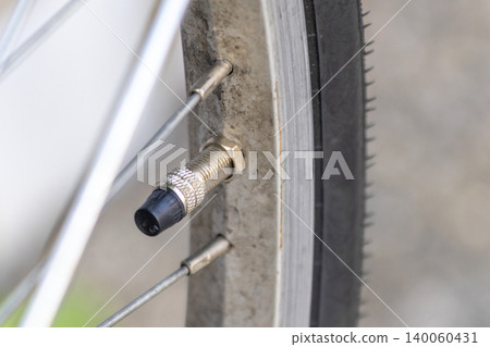 自行車車輪的法式氣門和輪胎特寫。 自行車車輪的法式氣門和輪胎特寫。 140060431
