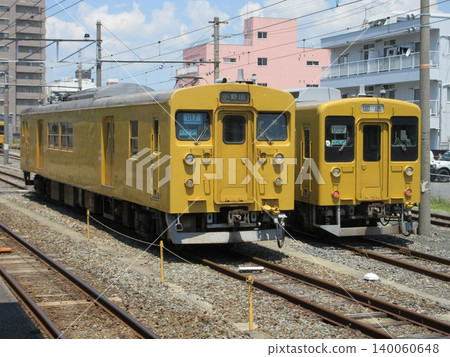 日本國鐵105系列和123系列車!停靠在宇部新川站。 日本國鐵105系列和123系列車!停靠在宇部新川站。 140060648