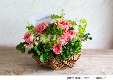 一束粉紅鮮花,附贈一張生日卡。 一束粉紅鮮花,附贈一張生日卡。 140060698