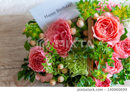 生日卡片和粉紅玫瑰花束 140060699
