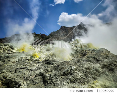噴湧白色煙霧的北海道活火山,硫磺山阿托薩努普利(遠景)。 噴湧白色煙霧的北海道活火山,硫磺山阿托薩努普利(遠景)。 140060990