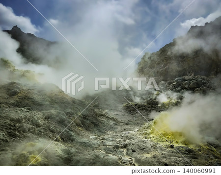 近距離拍攝北海道活火山阿托薩努普利山,可以看到它噴出壯觀的白色煙霧。 近距離拍攝北海道活火山阿托薩努普利山,可以看到它噴出壯觀的白色煙霧。 140060991