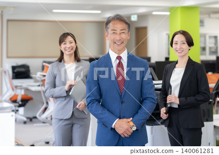 在辦公室工作的男性和女性商人 140061281