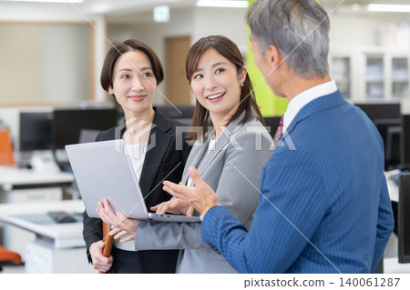 Male and female business people working in the office Male and female business people working in the office 140061287
