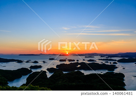 初夏時節,從天海峰眺望長崎縣佐世保市的日落美景 初夏時節,從天海峰眺望長崎縣佐世保市的日落美景 140061481