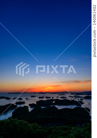 初夏時節，從天海峰眺望長崎縣佐世保市的日落美景 140061482