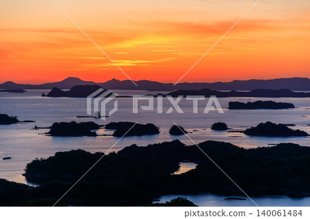 初夏時節，從天海峰眺望長崎縣佐世保市的日落美景 140061484