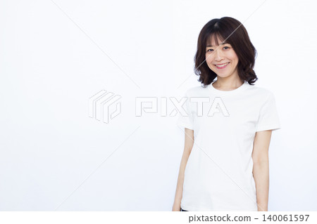 穿著白色T恤的女人 140061597