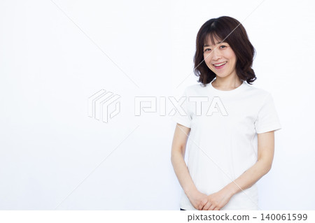 穿著白色T恤的女人 140061599