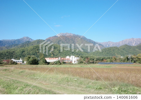 藍天與山巒交相輝映的景色 藍天與山巒交相輝映的景色 140061606