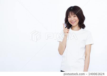 微笑著舉起食指的女人 140061624