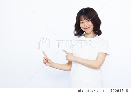 微笑著舉起食指的女人 140061748
