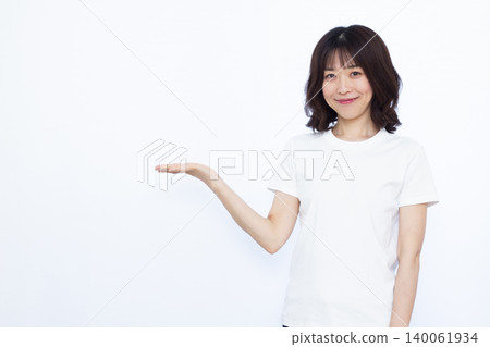 一個女人微笑著介紹自己 一個女人微笑著介紹自己 140061934