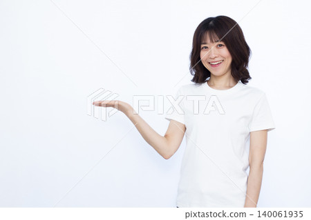 一個女人微笑著介紹自己 140061935