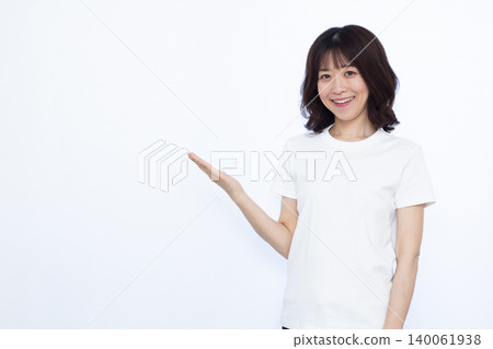 一個女人微笑著介紹自己 140061938