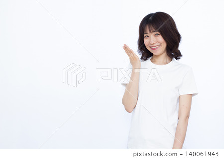 一個女人微笑著介紹自己 140061943