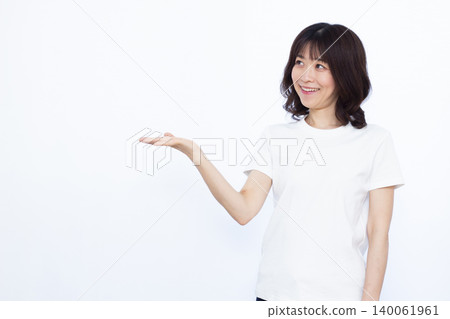 一個女人微笑著介紹自己 140061961