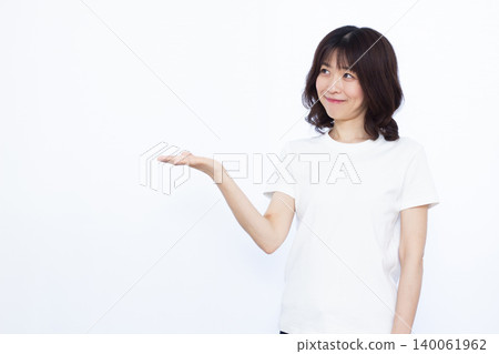 一個女人微笑著介紹自己 140061962