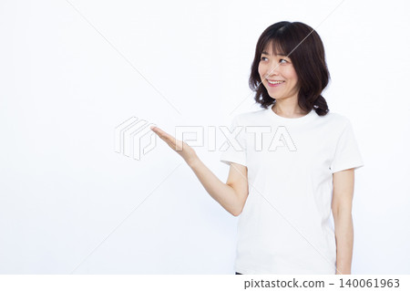 一個女人微笑著介紹自己 140061963