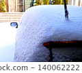 今天早上醒來時，我的車上已經積滿了雪。 140062222