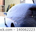 今天早上醒來時，我的車上已經積滿了雪。 140062223