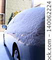 今天早上醒來時，我的車上已經積滿了雪。 140062224